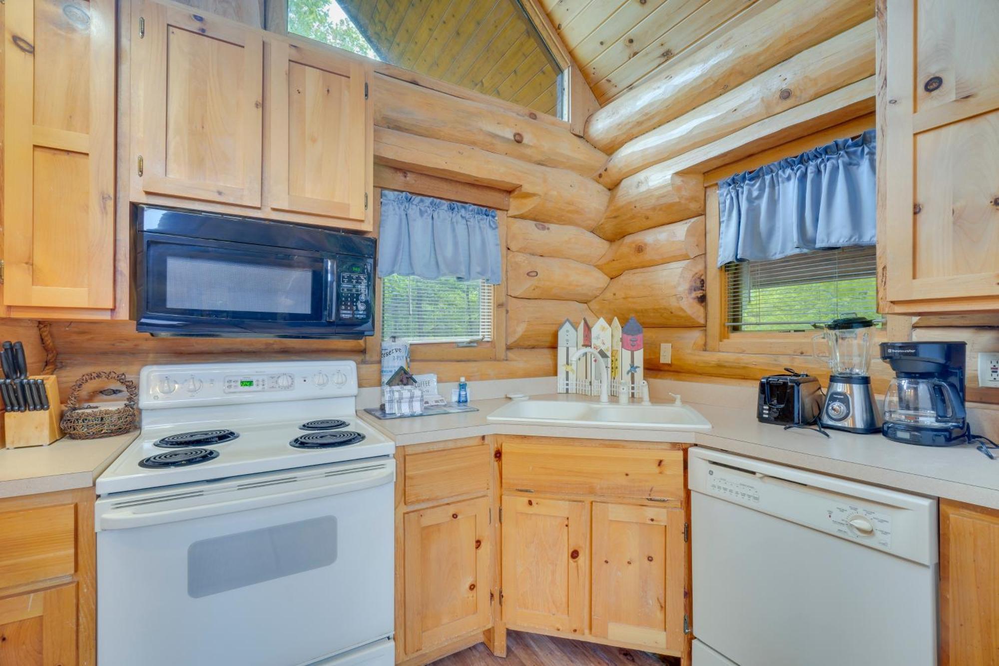 Gatlinburg Cabin With Hot Tub About 11 Miles To Downtown Exterior photo
